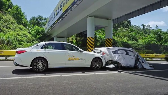 Masivni kitajski test ADAS sistemov: 36 vozil, 15 namišljenih nevarnih scenarijev, 216 trčenj …