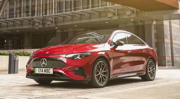 20 odstotkov več akcijskega radija: Primerjava električno gnane limuzine in enako gnanega SUV modela