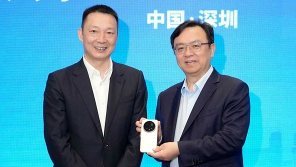 James Li, izvršni direktor podjetja HONOR, in Wang Chuanfu, predsednik skupine BYD, na slovesnosti podpisa