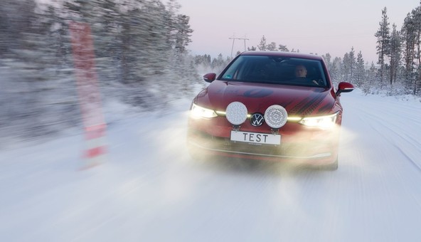 Veliki ADAC test zimskih pnevmatik: Skoraj polovica testiranih pnevmatik ni vredna vašega denarja