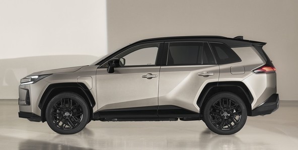 Močna drža in robusten nov slog : Popolnoma novi Toyota RAV4 doživel svetovno premiero