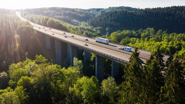 Poročilo o trajnostnosti za leto 2024: DKV Mobility širi ponudbo alternativnih virov energije in spodbuja prehod na trajnostno mobilnost