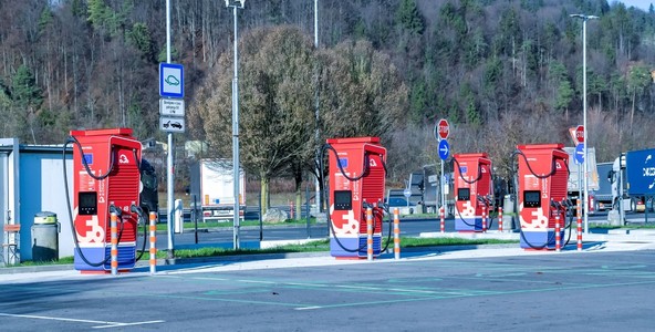 Odprtje polnilnega parka na Lukovici jug : Petrol postavil prve ultra hitre polnilnice za električna tovorna vozila v Sloveniji