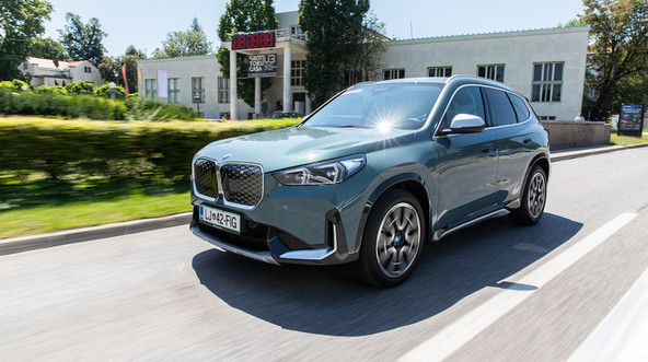BMW iX1 eDrive20: V mestu se bolje počuti