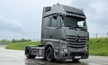 30 let vozila Actros v jubilejnem letu »130 let tovornjakov«: Kako znamka Mercedes-Benz Trucks združuje tehnološko dediščino in preobrazbo