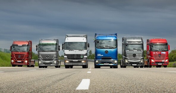30 let vozila Actros v jubilejnem letu »130 let tovornjakov«: Kako znamka Mercedes-Benz Trucks združuje tehnološko dediščino in preobrazbo